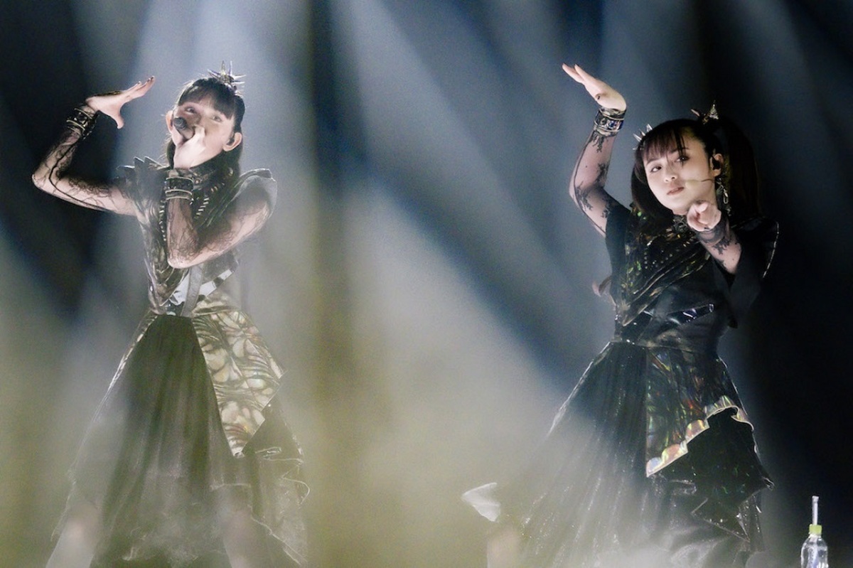 BABYMETAL、ライヴ活動の封印を解き放った幕張メッセ2デイズを完遂！新章へ向けた追加公演"BABYMETAL BEGINS - THE ...